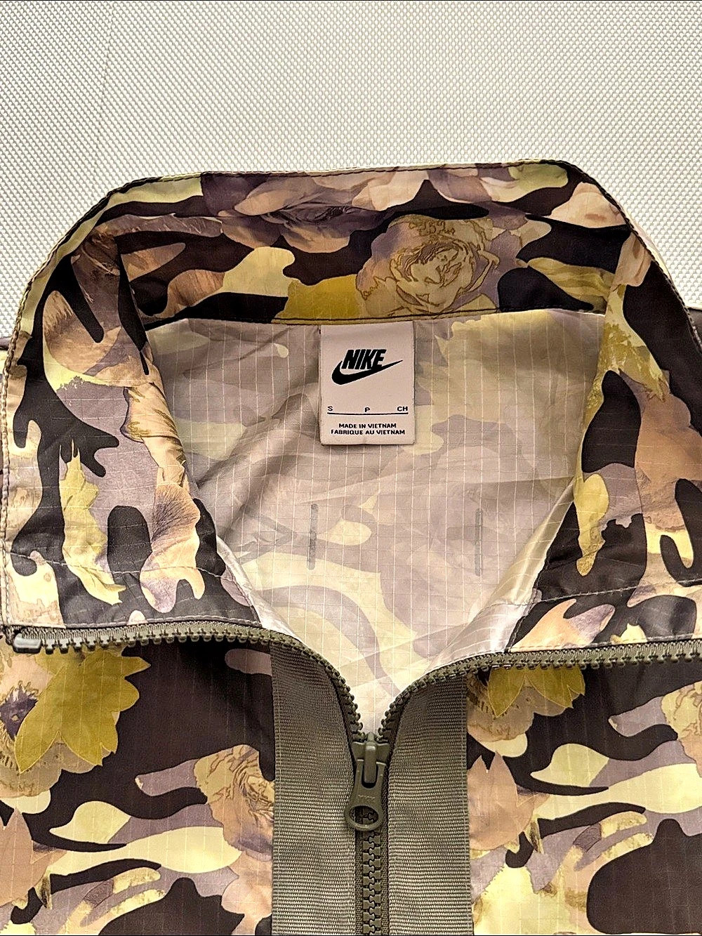 Nike Windrunner Camo Utility Jacket in Green & Brown Small